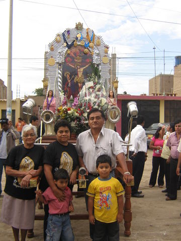 Familia Chavarry en Homenaje al Señor de los Milagros