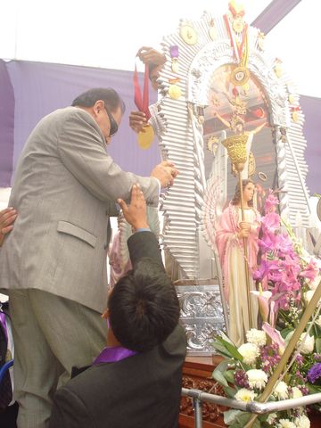 Imposición de Medalla de la USAT a cargo del Rector Dr. Hugo Calienes Bedoya